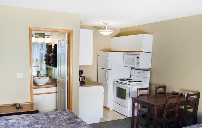 Kitchen Units with 2 Queen Beds
